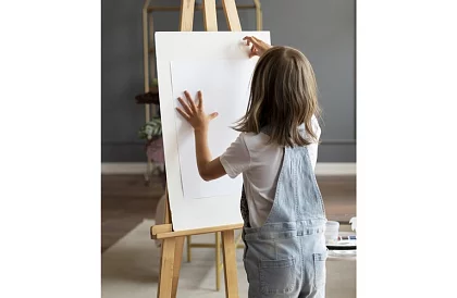 Dřevěný malířský stojan