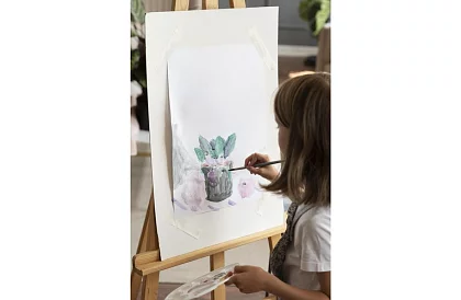 Dřevěný malířský stojan