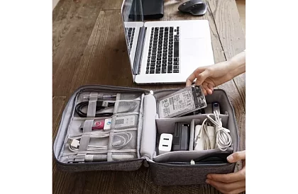 Cestovní organizér na kabely a nabíječky