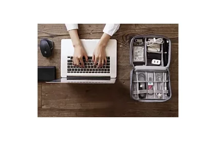 Cestovní organizér na kabely a nabíječky