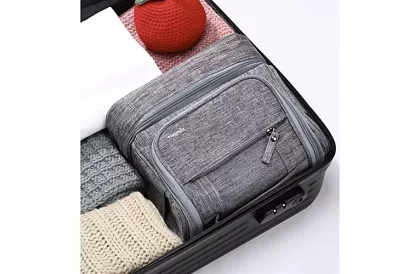 Cestovní kosmetická taška s poutkem pro zavěšení