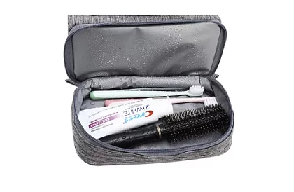 Cestovní kosmetická taška s poutkem pro zavěšení