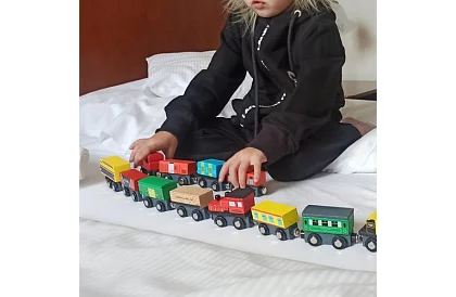 Dřevěný vláček s poličkou pro uložení - 13 kusů v sadě
