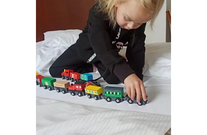 Dřevěný vláček s poličkou pro uložení - 13 kusů v sadě