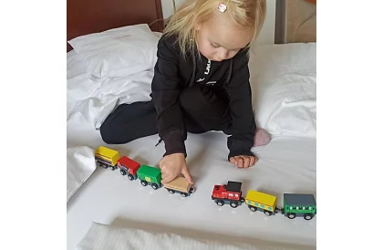 Dřevěný vláček s poličkou pro uložení - 13 kusů v sadě