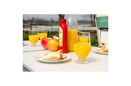 Kempigový skládací set - stůl + 4 židličky