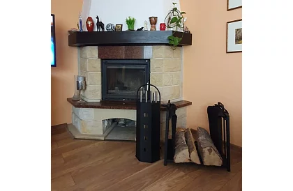 Stojan na dřevo ke krbu