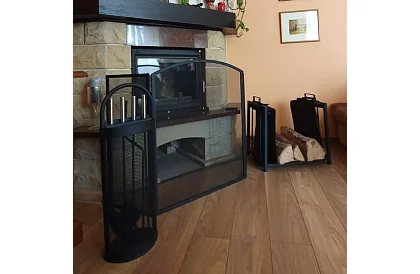 Stojan na dřevo ke krbu