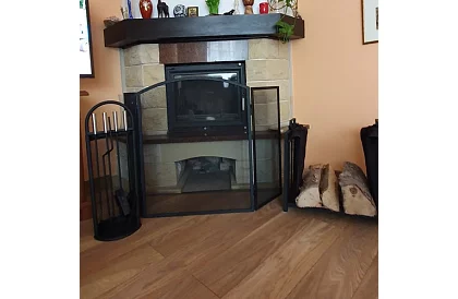 Stojan na dřevo ke krbu